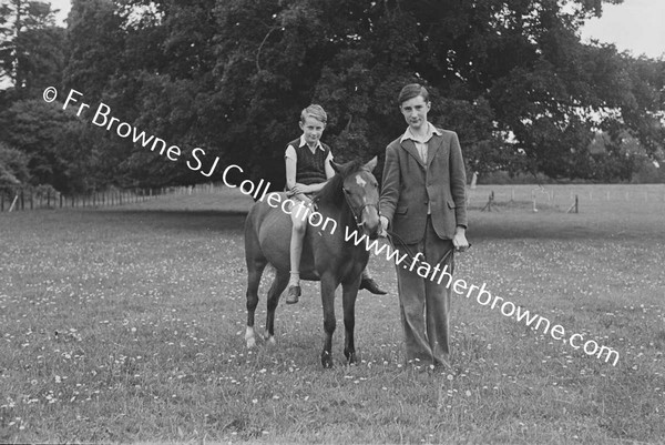 JOHN AND RORY BLAND AND BABY  RICHARD DE STACPOOLE AT RATH HOUSE